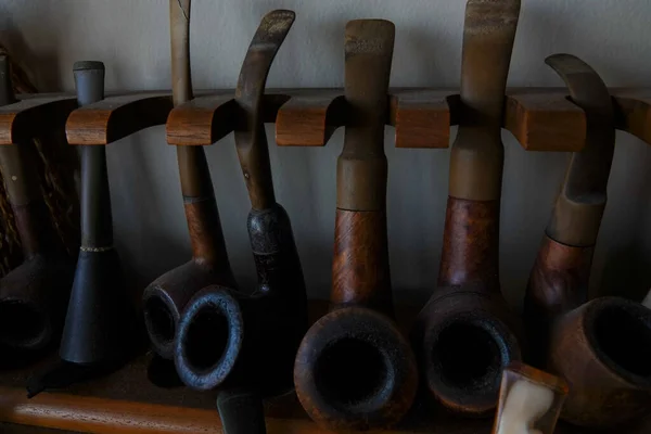 Sebuah Koleksi Pipa Briar Tua Untuk Merokok Stand Kayu Pipa — Stok Foto