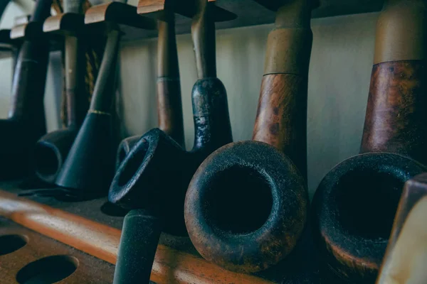 Eine Sammlung Alter Pfeifen Zum Rauchen Auf Einem Holzständer Alte — Stockfoto