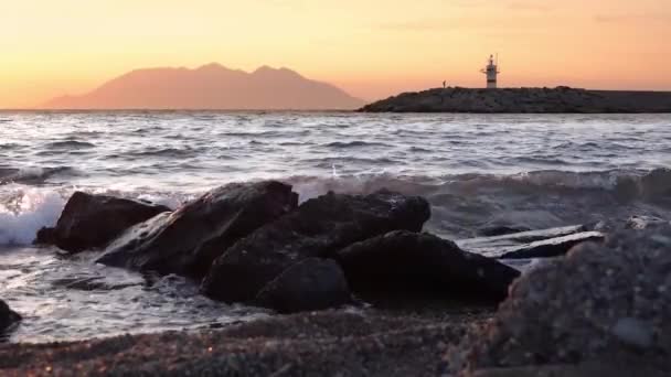Ηλιοβασίλεμα Θέα Στον Φάρο Προς Νησί Σαμοθράκη Από Λιμάνι Του — Αρχείο Βίντεο