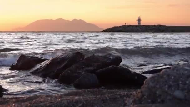 日落海景 从凯莱科伊港到萨莫斯岛的灯塔 一个人慢慢地走在灯塔附近 Imbros Canakkale土耳其 — 图库视频影像