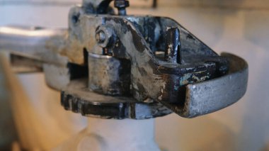 Eski lokomotif trenlerinde kullanılan vites kutusuna bağlı direksiyon eklemleri