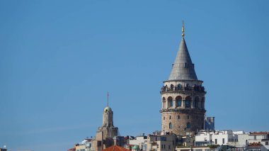  İstanbul kenti Türkiye 'de ufuk çizgisi, Beyoğlu' nda Galata kulesinin tepesinde eski evler, Eminonu tarafından Altın Boynuz manzarası.