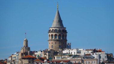  İstanbul kenti Türkiye 'de ufuk çizgisi, Beyoğlu' nda Galata kulesinin tepesinde eski evler, Eminonu tarafından Altın Boynuz manzarası.