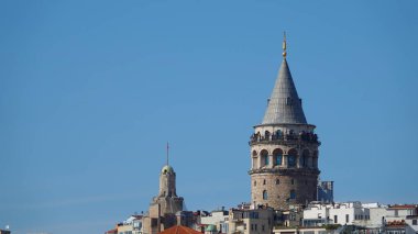  İstanbul kenti Türkiye 'de ufuk çizgisi, Beyoğlu' nda eski evler, tepesinde Galata kulesi, Eminn 'deki Altın Boynuz manzarası.