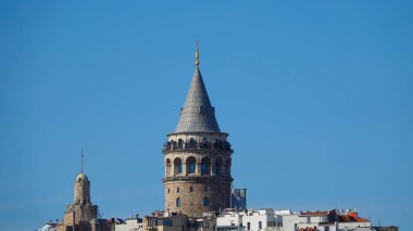  İstanbul kenti Türkiye 'de ufuk çizgisi, Beyoğlu' nda Galata kulesinin tepesinde eski evler, Eminonu tarafından Altın Boynuz manzarası.