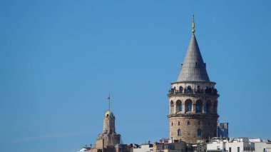 İstanbul kenti Türkiye 'de ufuk çizgisi, Beyoğlu' nda eski evler, tepesinde Galata kulesi, Eminn 'deki Altın Boynuz manzarası.