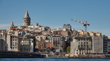 İstanbul, Türkiye 08 Nisan 2023 Galata Kulesi ve Karaköy 'den Galata Köprüsü manzaralı 