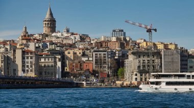 İstanbul, Türkiye 08 Nisan 2023 Karaköy 'den Galata kulesi manzaralı şehir hatları feribotu Galata Köprüsü' nü geçiyor. 
