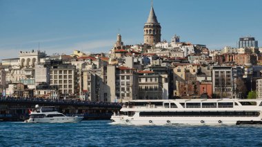 İstanbul, Türkiye 08 Nisan 2023 Karaköy 'den Galata kulesi manzaralı turistik gezi gemileri Galata Köprüsü' nü geçiyor. 