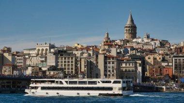 İstanbul, Türkiye 08 Nisan 2023 Karaköy 'den Galata kulesi manzaralı turistik gezi gemileri Galata Köprüsü' nü geçiyor. 
