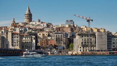 İstanbul, Türkiye 08 Nisan 2023 Karaköy 'den Galata kulesi manzaralı şehir hatları feribotu Galata Köprüsü' nü geçiyor. 