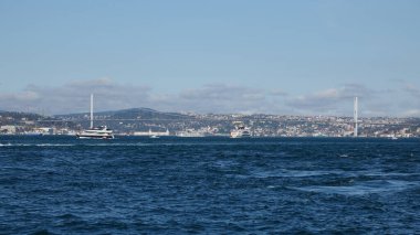  Eminonu Boğazı 'ndan geçen feribot ve turistik gezi gemileri.