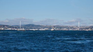  Eminonu Boğazı 'ndan geçen feribot ve turistik gezi gemileri.