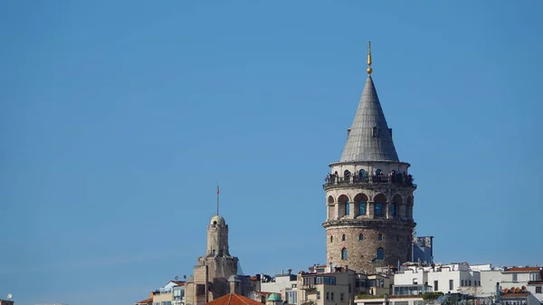 トルコのイスタンブール市内スカイライン 上にガラタ塔を持つビヨグル地区の古い家 Eminonu側のゴールデンホーンからの眺め — ストック写真
