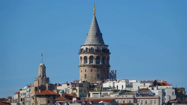 トルコのイスタンブール市内スカイライン 上にガラタ塔を持つビヨグル地区の古い家 Eminonu側のゴールデンホーンからの眺め — ストック写真