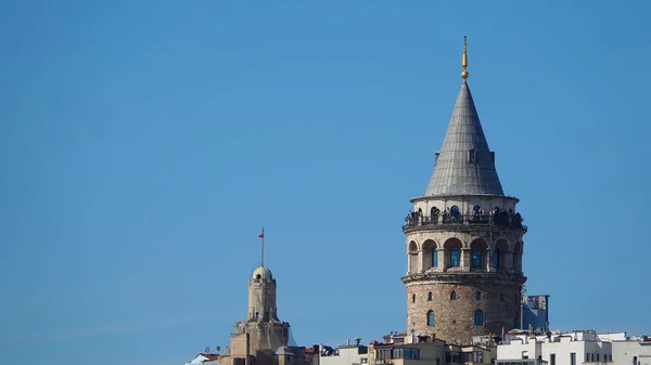 トルコのイスタンブール市内スカイライン 上にガラタ塔とビヨグル地区の古い家 エミネン側の黄金の角からの眺め — ストック写真