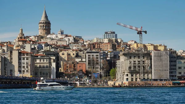 İstanbul, Türkiye 08 Nisan 2023 Karaköy 'den Galata kulesi manzaralı şehir hatları feribotu Galata Köprüsü' nü geçiyor. 