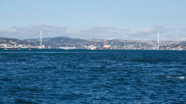  Eminonu Boğazı 'ndan geçen feribot ve turistik gezi gemileri.