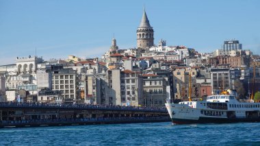  İstanbul, Türkiye 08 Nisan 2023 Galata kule manzaralı şehir hatları feribotu Galata Köprüsü 'nü geçiyor.