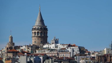 İstanbul kenti Türkiye 'de ufuk çizgisi, Beyoğlu' nda eski evler, tepesinde Galata kulesi, Eminn 'deki Altın Boynuz manzarası.