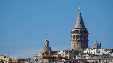 İstanbul kenti Türkiye 'de ufuk çizgisi, Beyoğlu' nda eski evler, tepesinde Galata kulesi, Eminn 'deki Altın Boynuz manzarası.