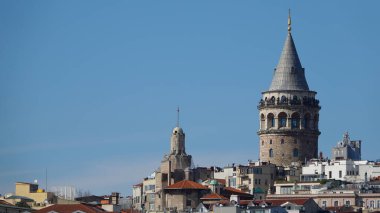 İstanbul kenti Türkiye 'de ufuk çizgisi, Beyoğlu' nda eski evler, tepesinde Galata kulesi, Eminn 'deki Altın Boynuz manzarası.