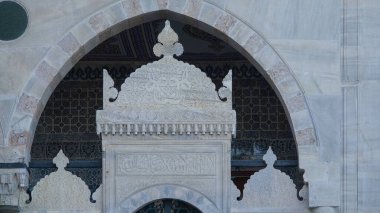 İstanbul Yeni Camii 'nin Osmanlı fayanslarıyla döşenmiş tarihi giriş kapısının ayrıntıları. Eminn İli İstanbul Türkiye