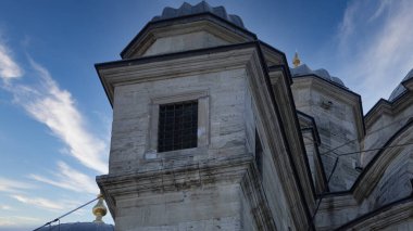 Yeni Cami 'nin ya da Yeni Cami' nin mimari detayları. İstanbul Eminonu 'nun Altın Boynuz ilçesindeki Galata Köprüsü' ndeki Yeni Cami Kubbesi