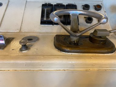 Eski lokomotifin sapıyla mekanik kontroller, eski tren direksiyonu. Sürücü için tutuş, trenin kabini.