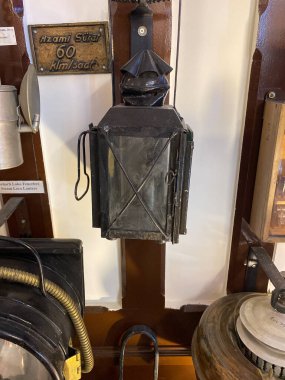 İstanbul, Türkiye 08 Nisan 2023 Çok Nadir 1890 'ların Türkiyeli Demiryolu Müzesi Sirkeci tren istasyonundaki Antik demiryolu sinyal feneri