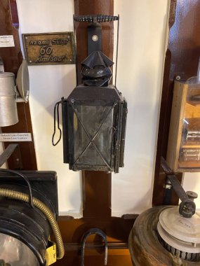 İstanbul, Türkiye 08 Nisan 2023 Çok Nadir 1890 'ların Türkiyeli Demiryolu Müzesi Sirkeci tren istasyonundaki Antik demiryolu sinyal feneri