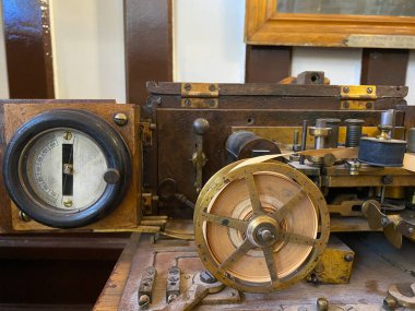 Pirinç yazıcılı eski mors kodu telgraf makinesi