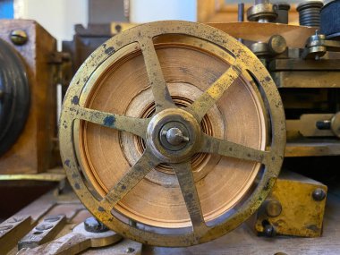 Pirinç yazıcılı eski mors kodu telgraf makinesi