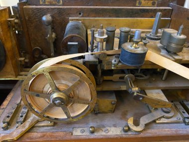 Pirinç yazıcılı eski mors kodu telgraf makinesi