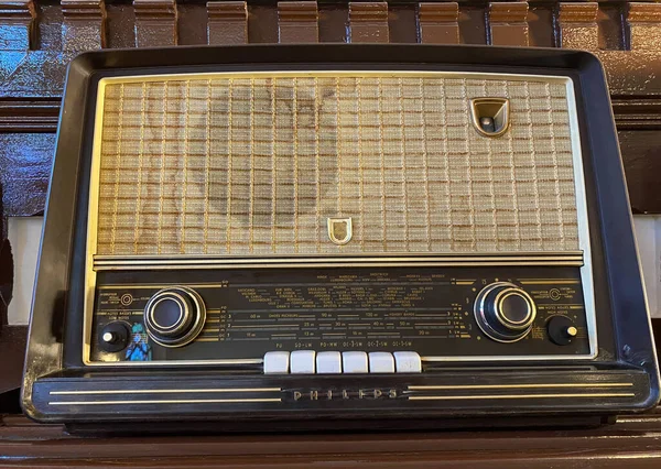 1920年代老式收音机 有木制镶板背景 — 图库照片