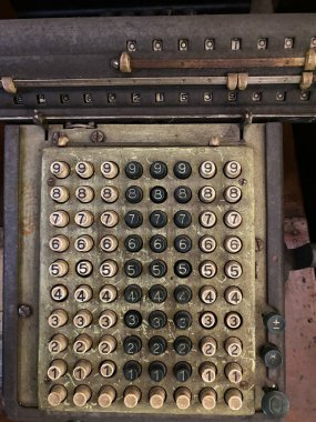 Müzedeki Kadim demir hesap makinesinin görüntüsünü kapat 