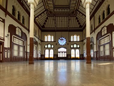 Sirkeci, İstanbul, Türkiye 08 Nisan 2023 Bir zamanlar Doğu Ekspresi 'nin son durağı olan Sirkeci tren istasyonundaki güzel mimari tasarım.