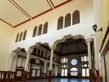 Sirkeci, İstanbul, Türkiye 08 Nisan 2023 Bir zamanlar Doğu Ekspresi 'nin son durağı olan Sirkeci tren istasyonundaki güzel mimari tasarım.