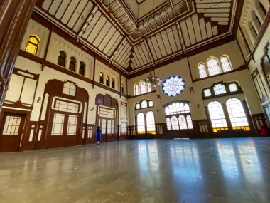 Sirkeci, İstanbul, Türkiye 08 Nisan 2023 Bir zamanlar Doğu Ekspresi 'nin son durağı olan Sirkeci tren istasyonundaki güzel mimari tasarım.