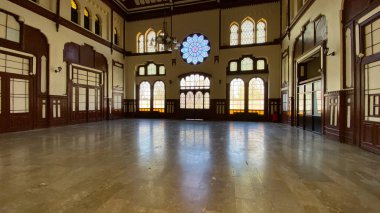 İstanbul, Türkiye 08 Nisan 2023 Sirkeci tren istasyonunda bir zamanlar Doğu Ekspresi 'nin son durağı olan İstanbul, İstanbul, Türkiye' de güzel bir mimari tasarım.