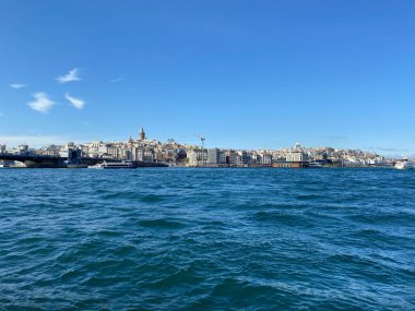 Eminonu 'dan Galata kulesi manzaralı Galata Köprüsü' nü geçen şehir hatları feribotu. İstanbul, Türkiye