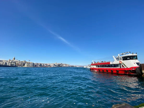 Městské Trajekty Turistické Vyhlídkové Lodě Projíždějící Eminonu Bosphorus — Stock fotografie