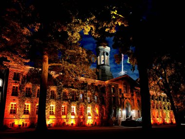 Geceleyin Princeton Üniversitesi 'nde Nassau Hall manzarası, ABD.