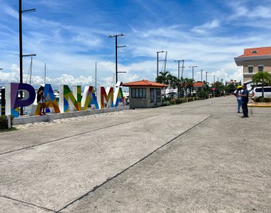 Panama Şehri, Republica de Panama 15 Eylül 2022 Panama Geçidi 'nde gezgin insanlarla birlikte..