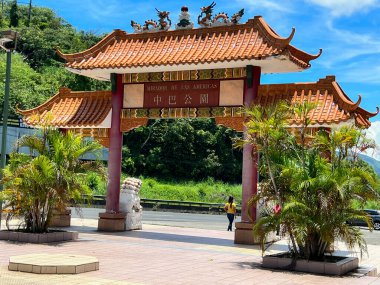 Mirador de las Americas Parkı 'ndaki Çin pagodası, Amerika' nın Köprüsü, Panama Şehri, Panama