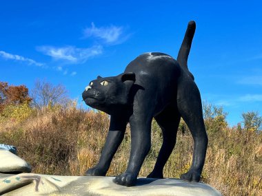 Hamilton Kasabası, New Jersey 30 Ekim 2022 Heykel Parkı 'nda kara kedi heykeli 