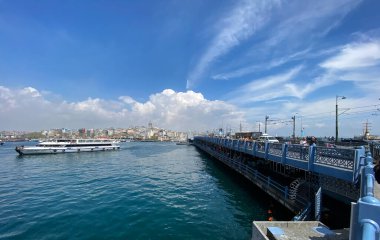 İstanbul, Türkiye 19 Nisan 2023 Galata Köprüsü, Eminonu, İstanbul 'da tarihi Eminn Balık ve Ekmek tekneleri önünde altın boynuz manzarası