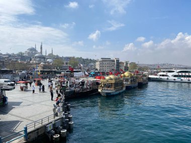İstanbul, Türkiye 19 Nisan 2023 Galata Köprüsü, Eminonu, İstanbul 'da tarihi Eminn Balık ve Ekmek tekneleri önünde altın boynuz manzarası
