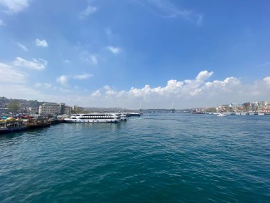 İstanbul, Türkiye 19 Nisan 2023 İstanbul, İstanbul 'daki Galata Köprüsü' nden geçen şehir içi feribot ve turistik gezi gemilerinin manzarası
