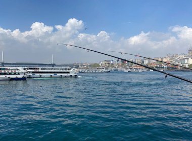 İstanbul, Türkiye 19 Nisan 2023 Galata Köprüsü, Eminonu, İstanbul 'da tarihi Eminn Balık ve Ekmek tekneleri önünde altın boynuz manzarası
